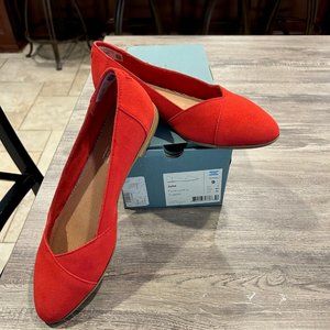 TOMS Women's Julie Flat Poinsettia Suede Flats, Red, Size 9